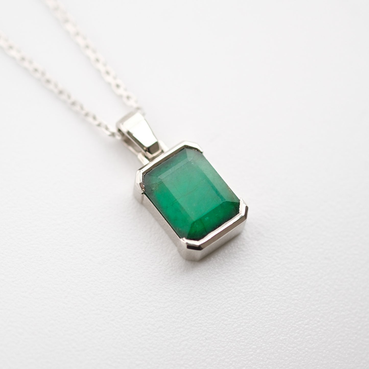 Whitegold Emerald Pendant